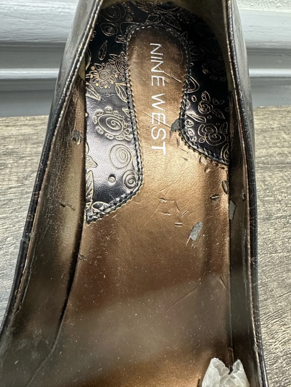 Nine West Black Leather Pumps with Gold Floral Accents NWB - Picture 11 of 13